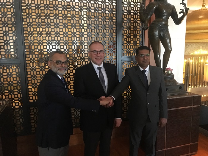 From left to right: Anuj Bhagwati, Managing Director of A.T.E., Arno GÃ¤rtner, CEO of Karl Mayer, and Haresh Panchal, Managing Partner of Rabatex Industries, during the signing of the contract. © Karl Mayer