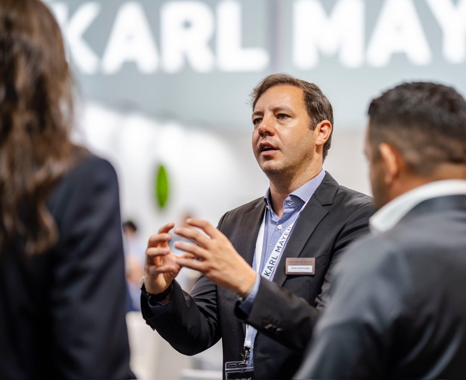 Karl Mayer’s Toros Greenhalgh in discussion with customers. © Karl Mayer Group