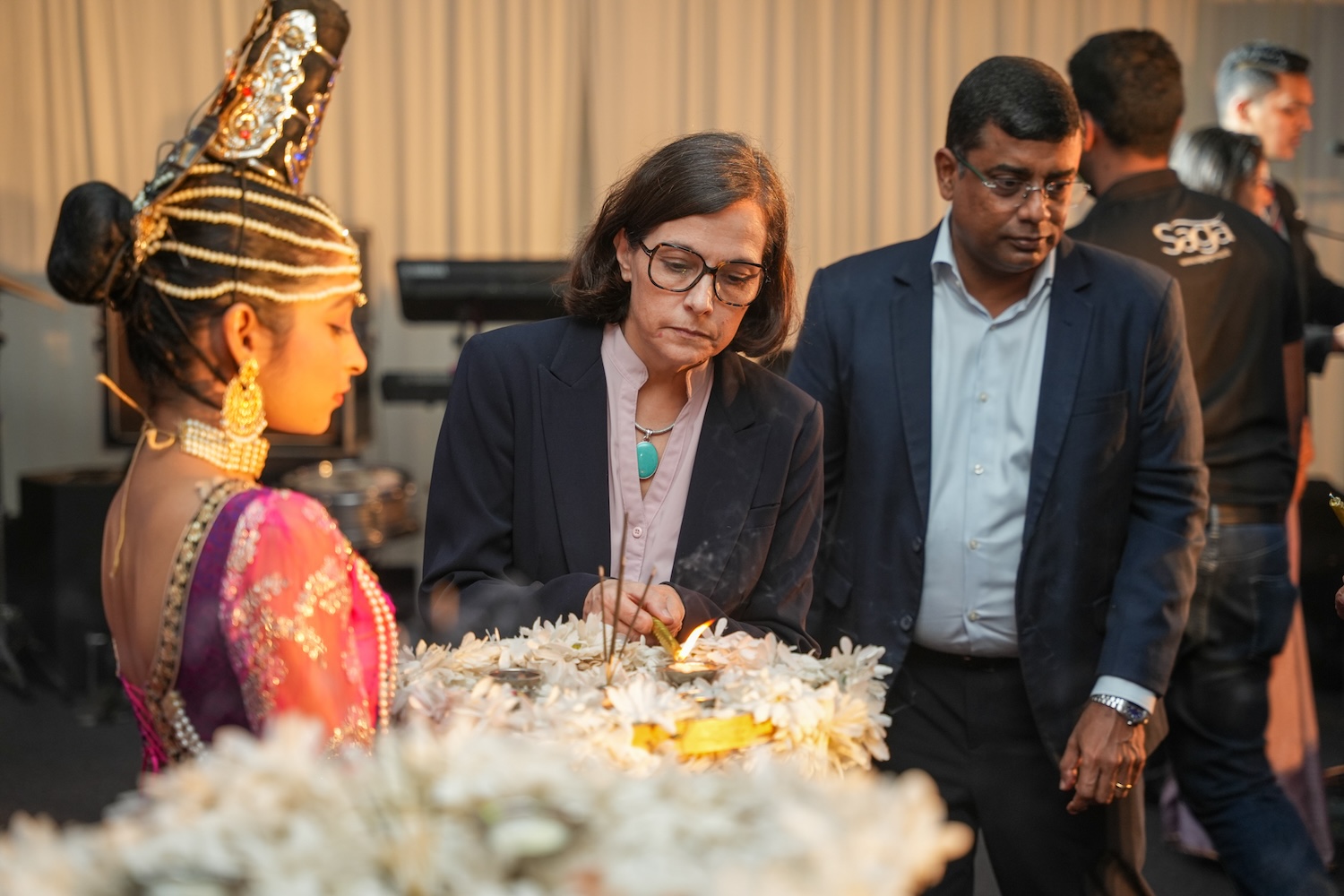 Suren Fernando (CEO of MAS Holdings) welcoming HE Marie-Noelle Duris (Chargé d'Affaires a.i. of Embassy of France in Colombo). © MAS Holdings